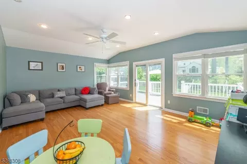 22 Wellington Rd, Livingston, NJ 07039