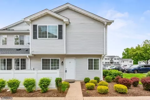 33 Hyde Ct, Bedminster, NJ 07921