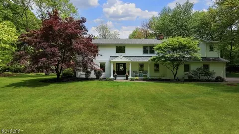 91 Carrar Dr, Watchung, NJ 07069