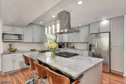 2 Leshin Ln, Hightstown, NJ 08520