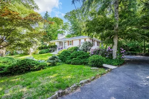 31 Evergreen Dr, Berkeley Heights, NJ 07922