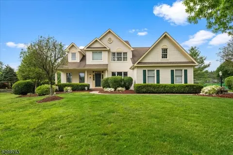 8 Colonial Ct, Montgomery, NJ 08558