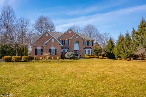 4 Devonshire Dr, Randolph, NJ 07869
