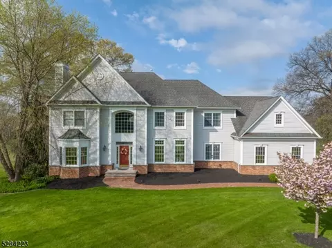 17 Northwood Dr, Pittstown, NJ 08867