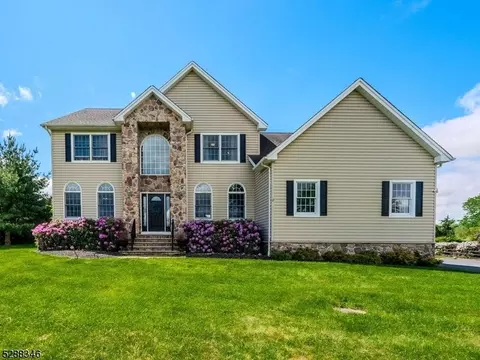 27 Red School House Rd, Lebanon, NJ 08833