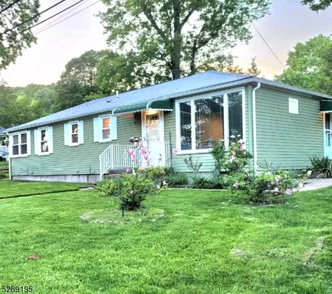 8 Henoch Ave, Clifton, NJ 07013