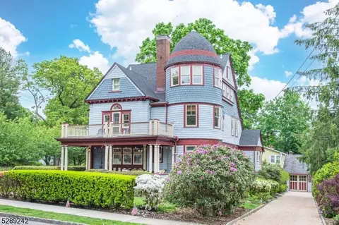 34 Crane St, Caldwell, NJ 07006