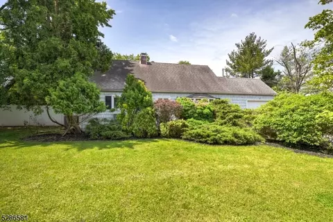3 Meadowbrook Dr, Hillsborough, NJ 08844