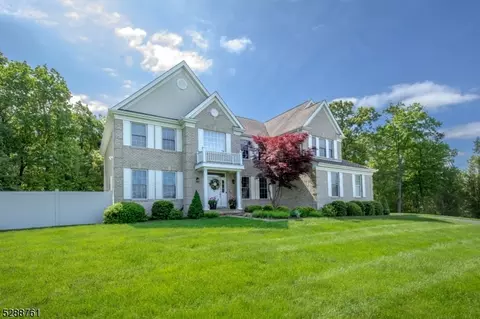 10 Stone Hill Ct, Hackettstown, NJ 07840