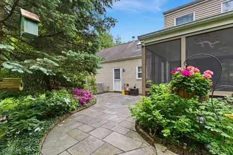 1 Magnolia Rd, Franklin Twp, NJ 08873