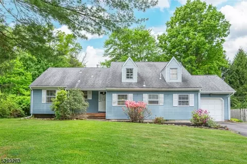 6 E Circuit Dr, Roxbury Twp, NJ 07876