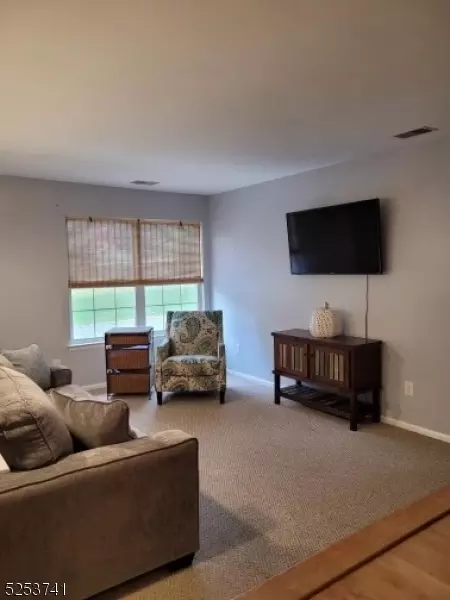 108 Saxton Dr, Hackettstown, NJ 07840