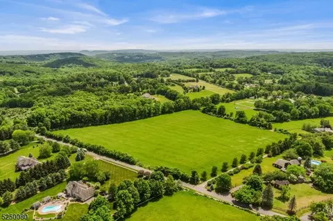 25 Farmersville Rd, Tewksbury Twp, NJ 07830