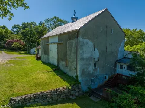 Exterior - 2 Dutch Hill Rd, Hampton, NJ 08827 photo 3 of 5