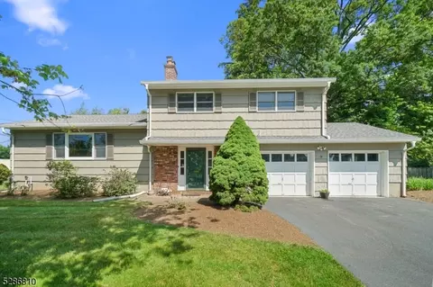 3 Baldin Dr, Midland Park, NJ 07432