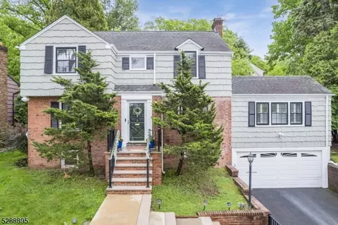 5 Stonewood Pkwy, Verona, NJ 07044