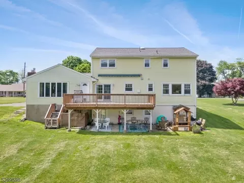 16 Deerfield Dr, Franklin, NJ 07416