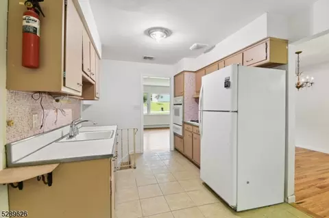 65 Kossuth Pl, Wayne, NJ 07470 photo 11