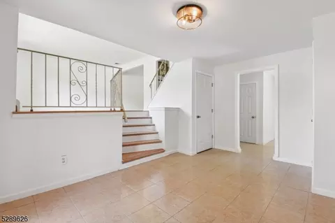 65 Kossuth Pl, Wayne, NJ 07470 photo 3