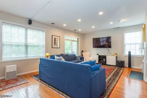 115 Brittany Ct, Clifton, NJ 07013