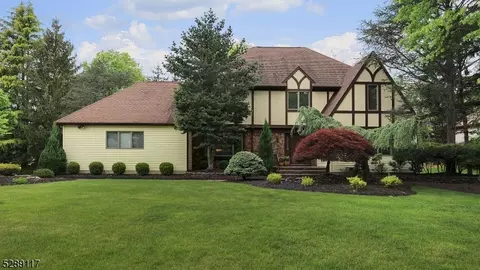5 Winchester Dr, Scotch Plains, NJ 07076