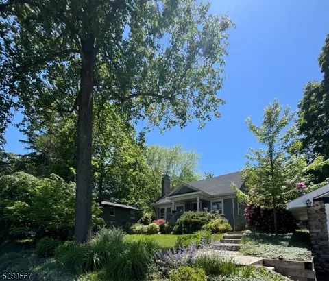 26 Overlook Rd, Caldwell, NJ 07006