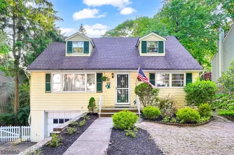 57 Calumet Ave, Oakland, NJ 07436