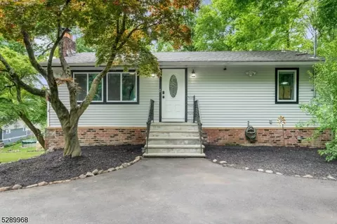 48 Black Oak Dr, Vernon, NJ 07462