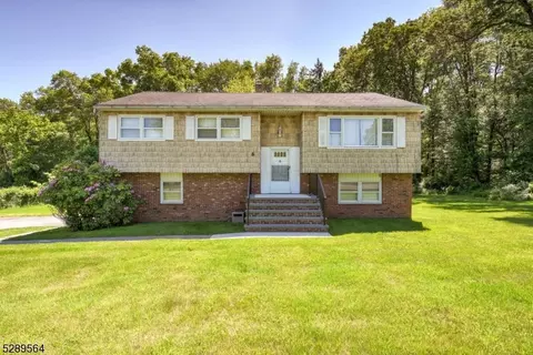 6 Dolores Pl, Mine Hill, NJ 07803