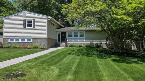 324 Longview Dr, Mountainside, NJ 07092