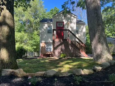 32 Harvard Trl, Hopatcong, NJ 07843