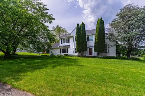 3 Saxton Ln, Hackettstown, NJ 07840