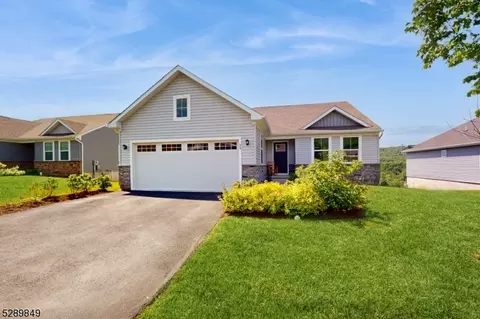 23 Coventry Rd, Hamburg, NJ 07419