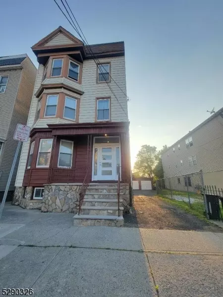687 S 18th St, Newark, NJ 07103
