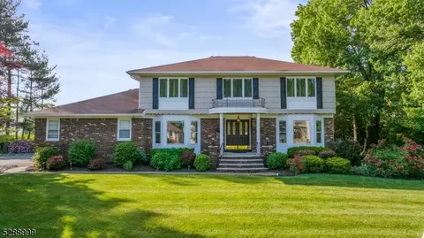 8 Edgewood Ter, Fairfield, NJ 07004