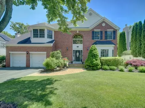 16 Lazarus Dr, Roxbury Twp, NJ 07852