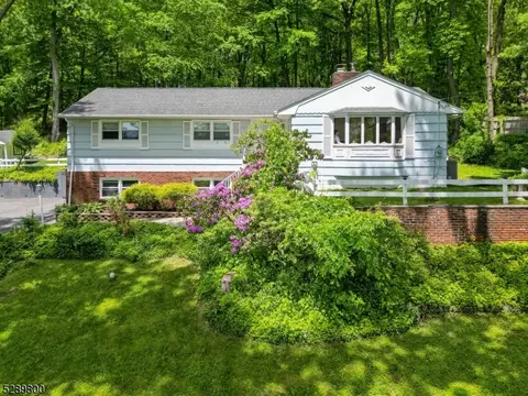 17 Everdale Rd, Randolph, NJ 07869