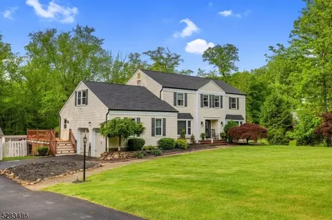 19 Glen Ridge Dr, Washington Twp, NJ 07853