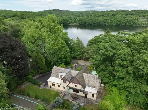46 Lake Shore Dr, Montville, NJ 07045