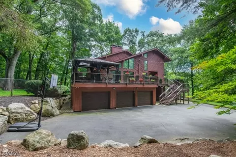 27 Round Hill Rd, Kinnelon, NJ 07405