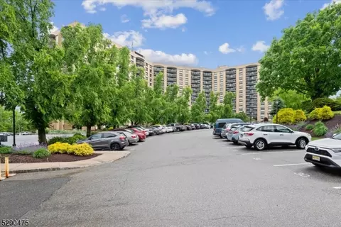 2 Claridge Dr #7GE, Verona, NJ 07044