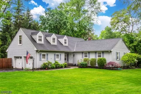 56 Pitcairn Dr, Roseland, NJ 07068