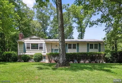 82 Skytop Dr, Mahwah, NJ 07430