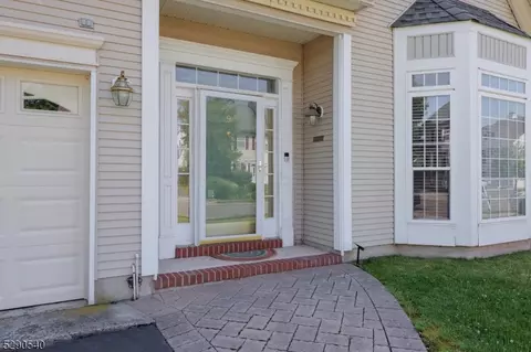 9 Marco Polo Ct, Franklin Twp, NJ 08823