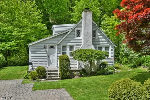4 Lagoon Trl, Kinnelon, NJ 07405