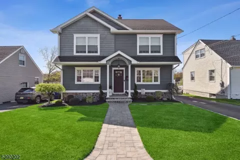 10 Hillside Dr, Totowa, NJ 07512