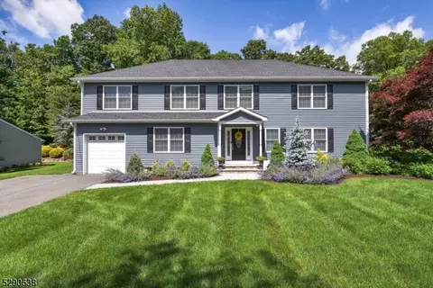 33 Tarn Dr, Morris Plains, NJ 07950