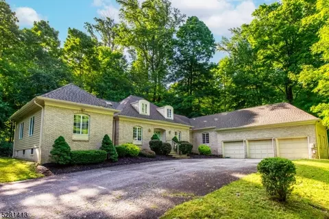 14 Cherokee Ct, Sparta, NJ 07871