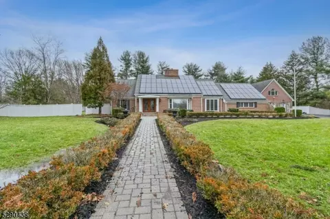 2 E Acres Dr, Pennington, NJ 08534