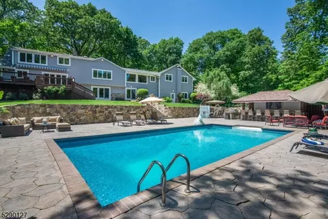 9 Decker Ln, Boonton Twp, NJ 07005